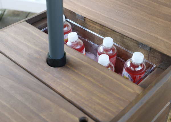 Stand jualan minuman dengan aksen kayu alami